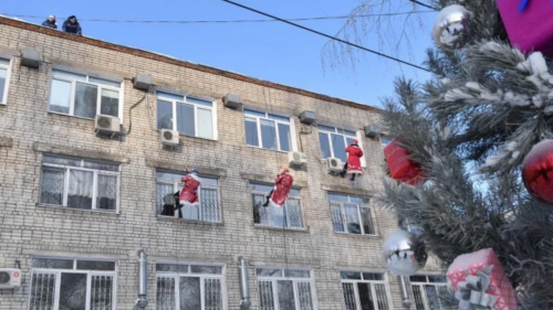В Самаре Деды Морозы спустились с крыши детской больницы