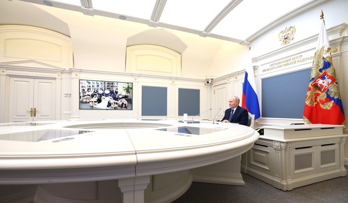 Путин поручил завершить учёт ухода за детьми в трудовой стаж