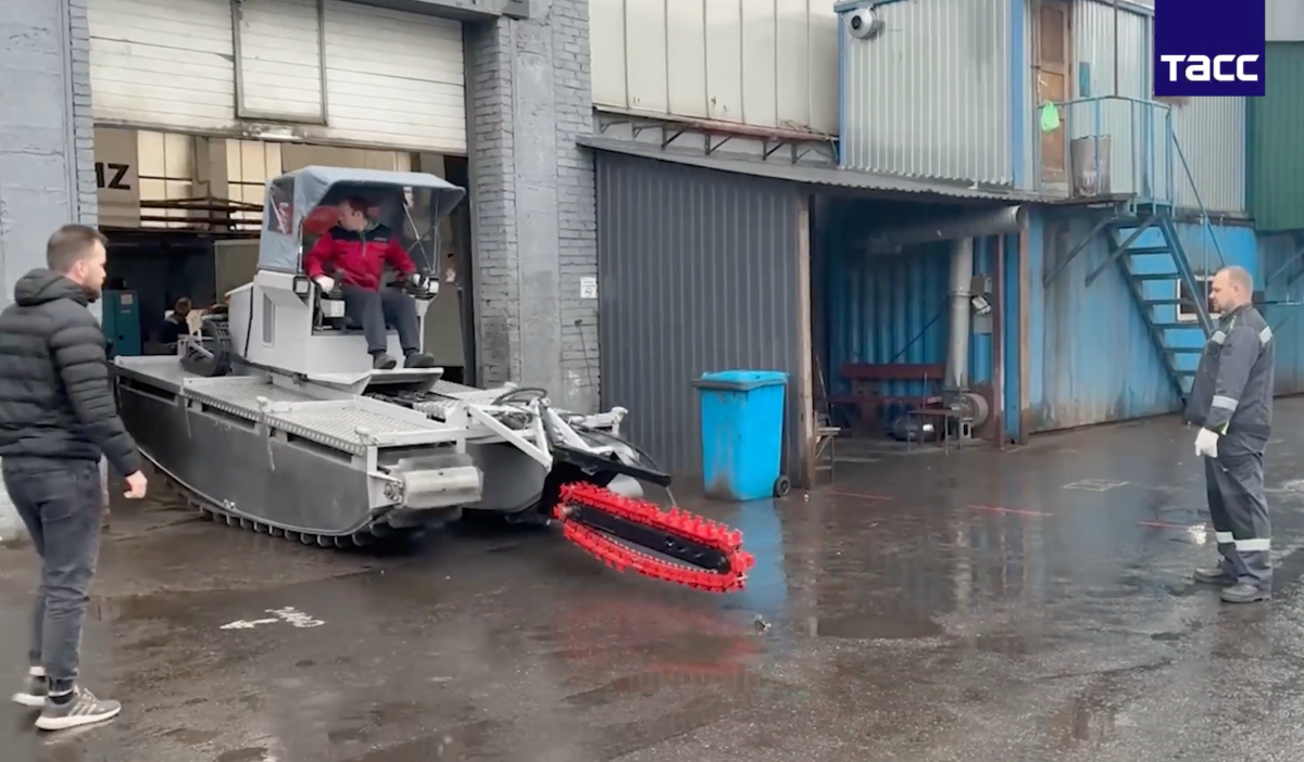 В Петербурге презентовали инновационную многофункциональную машину-амфибию