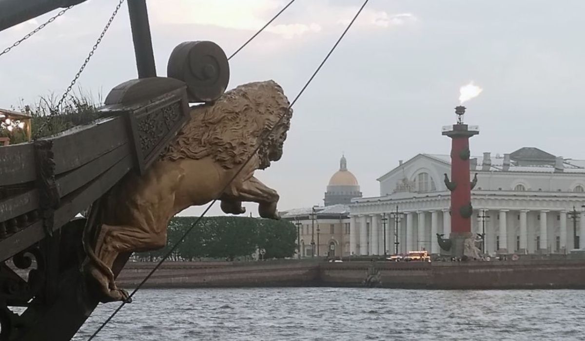 В Петербурге в День Военно-Морского Флота зажгутся факелы Ростральных колонн