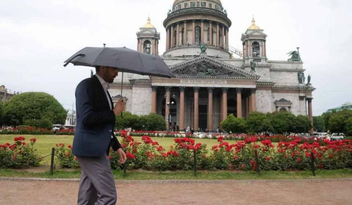 Дожди и сильный ветер ожидают Петербург в начале рабочей недели