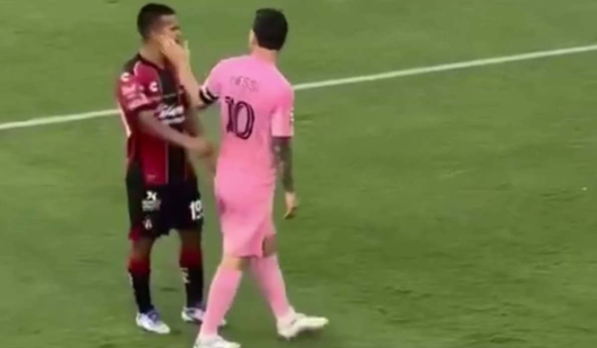 Месси вступил в конфликт на поле и дал пощечину сопернику