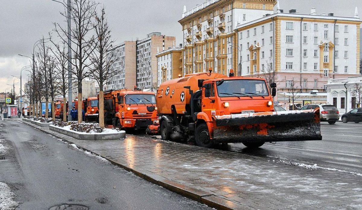 Московские службы в усиленном режиме устраняют последствия снегопада