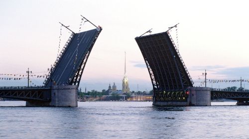 В Питере подсветят Дворцовый мост в цвета флага РФ