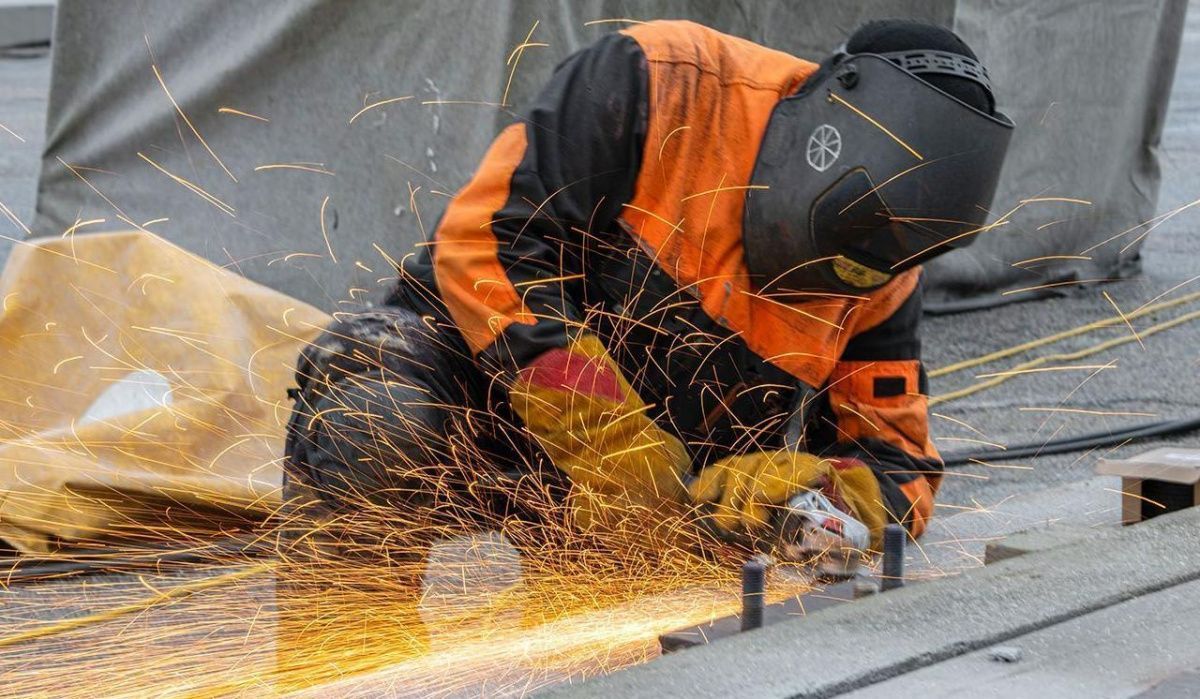 Роспотребнадзор рекомендует сократить рабочий день в жару