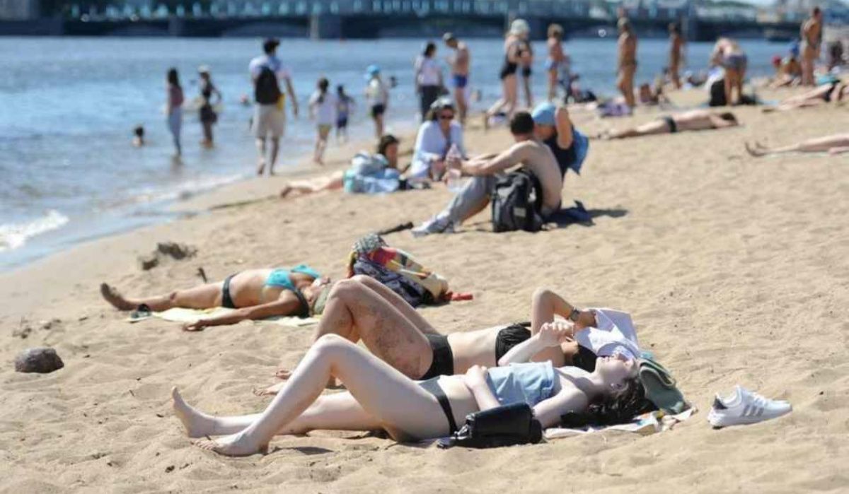 Солнце и жара продолжают радовать петербуржцев