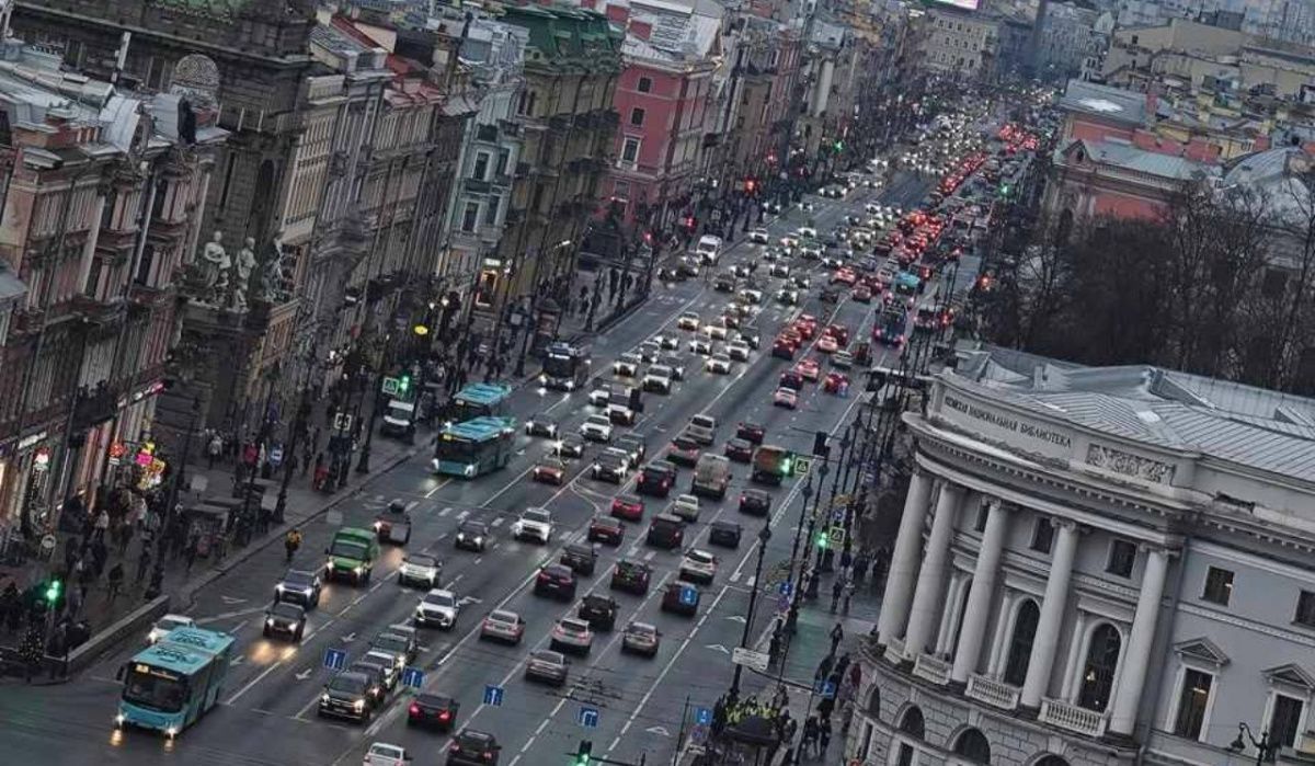 Частичное перекрытие движения на Невском проспекте начнется с 3 августа