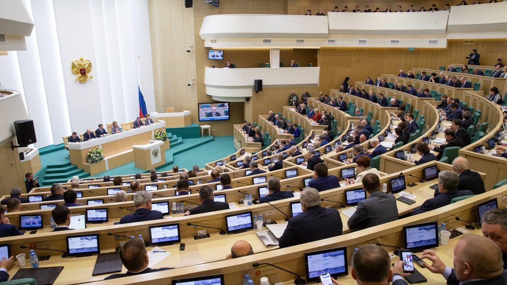 СФ РФ одобрил запрет рекламы на платформах экстремистов и нежелательных НКО