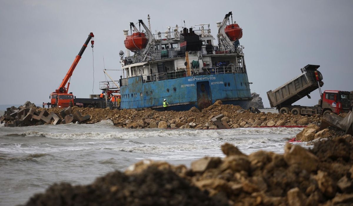 Суд заморозил счета владельца и арендатора судна &quot;Волгонефть-212&quot;