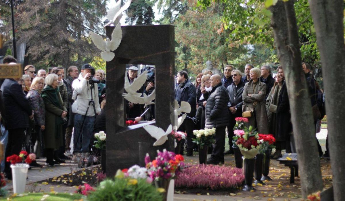 Памятник с белыми голубями установили на могиле режиссера Владимира Меньшова