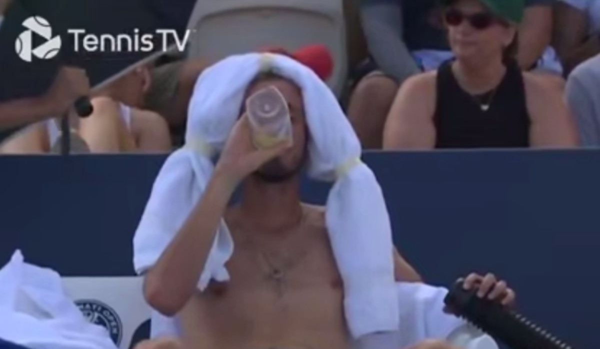 Медведев засунул голову в морозильник во время матча в США