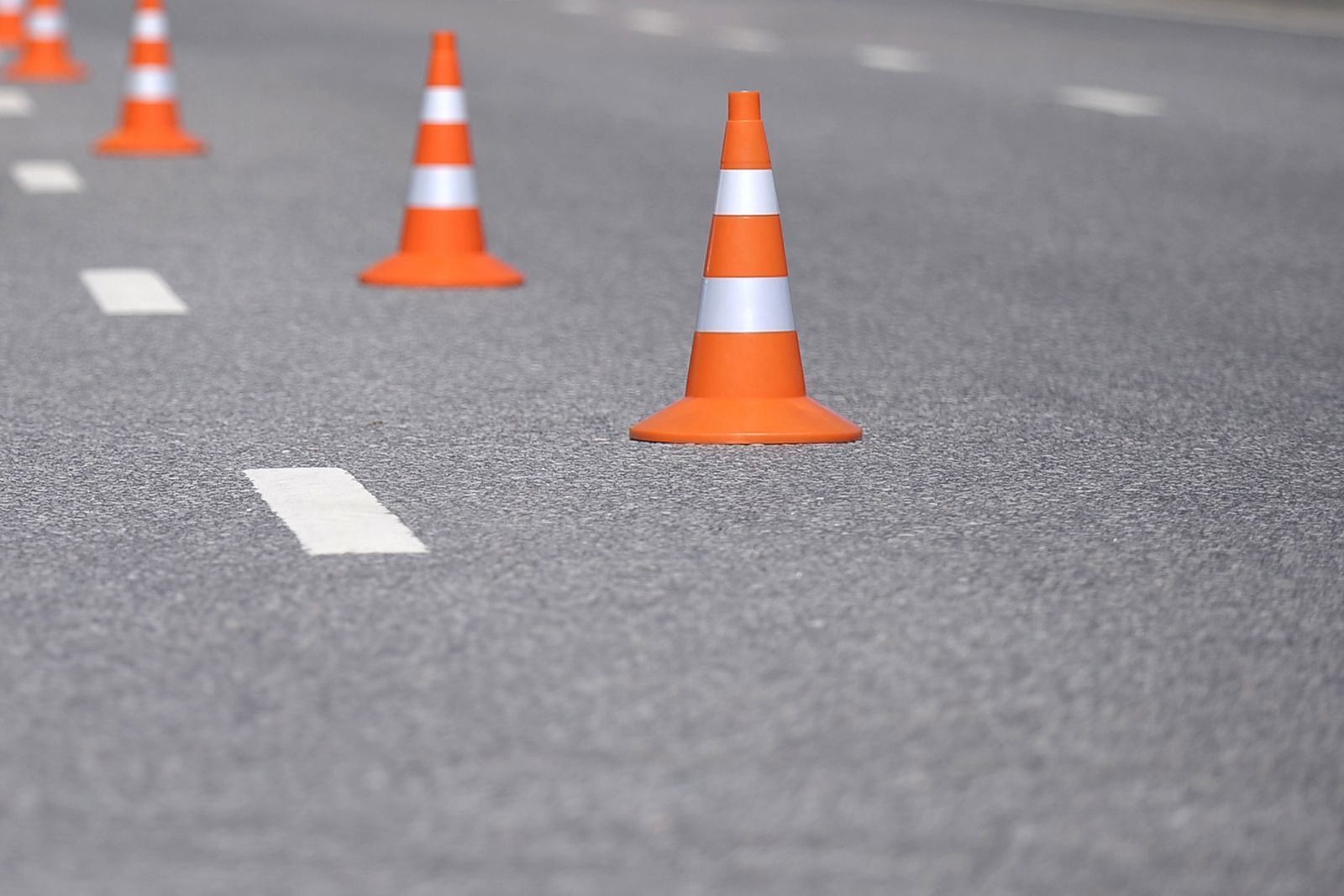 В Москве начали обновлять дорожную разметку после зимнего сезона