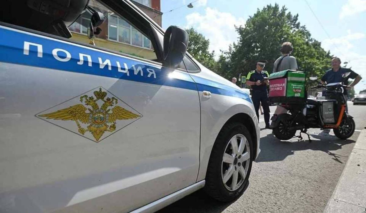 В Петербурге мигрантам запретили работать курьерами