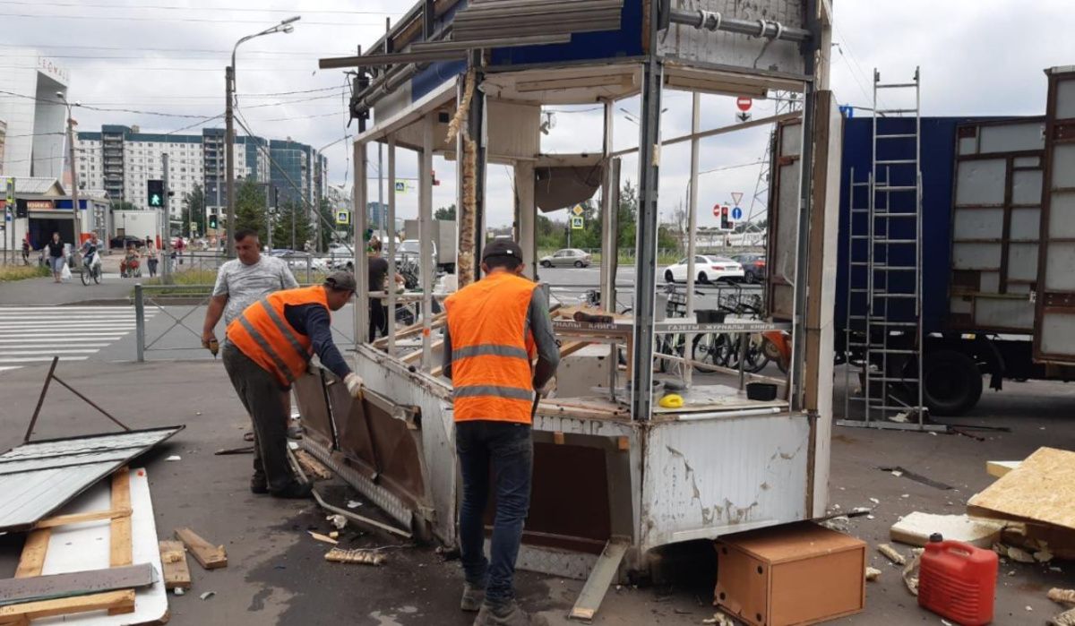 Улицы Санкт-Петербурга освобождают от незаконных торговых объектов 