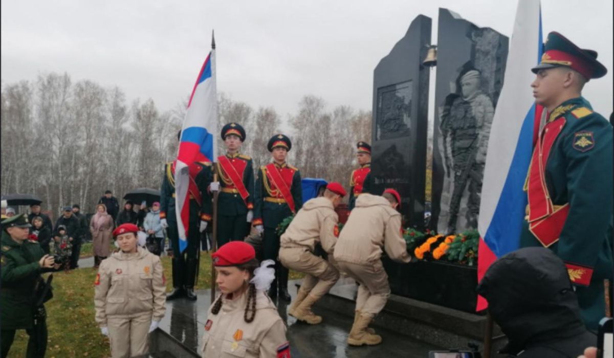 В Новосибирске торжественно открыли стелу в память о погибших бойцах спецоперации