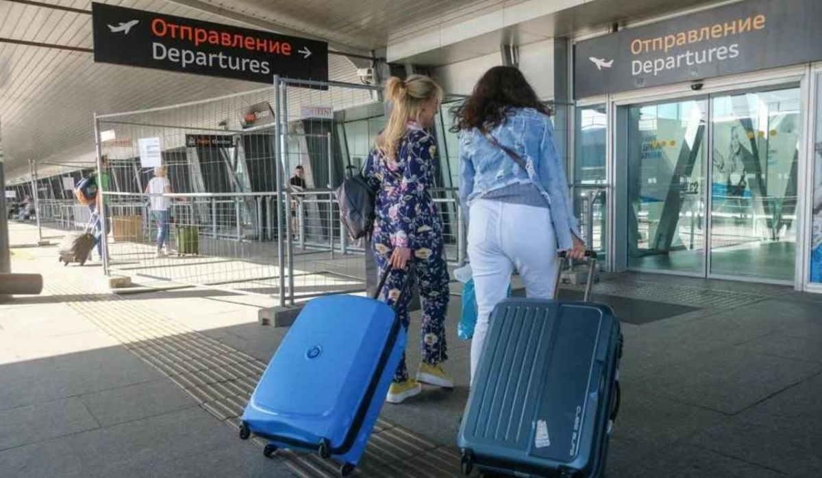 Пассажиров Пулково попросили не использовать пищевую пленку для упаковки чемоданов