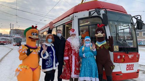 В Самаре Дед Мороз и Снегурочка встречают жителей в общественном транспорте