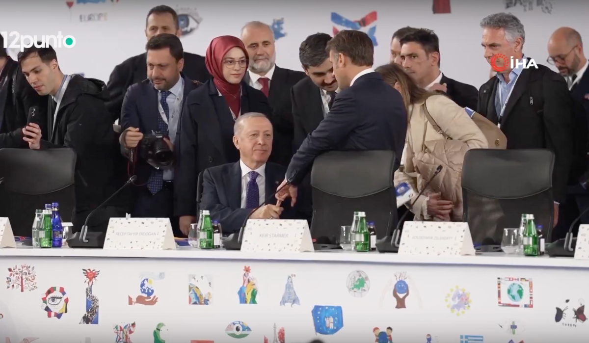 В Турции объяснили, зачем Эрдоган держал Макрона за палец