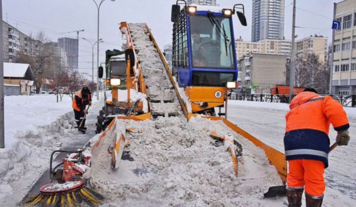 410 дорожных рабочих борются с последствиями весеннего снегопада