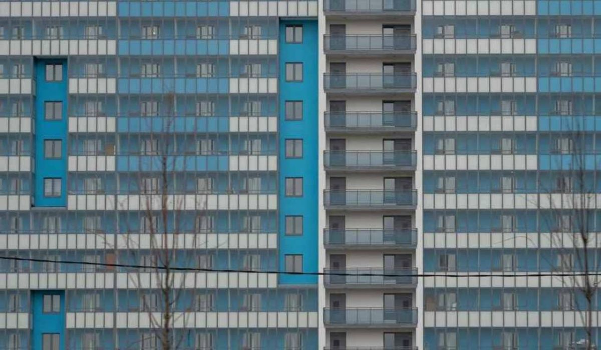 Петербург планирует за пять лет расселить всех очередников