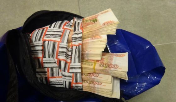 Самарские таможенники в аэропорту задержали женщину с 3 млн рублей в ручной клади
