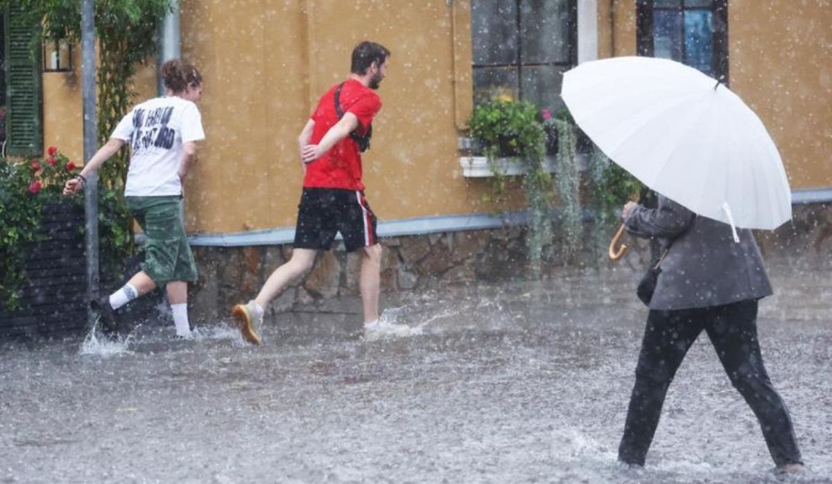 Ливневые дожди в Петербурге: объявлен жёлтый уровень погодной опасности