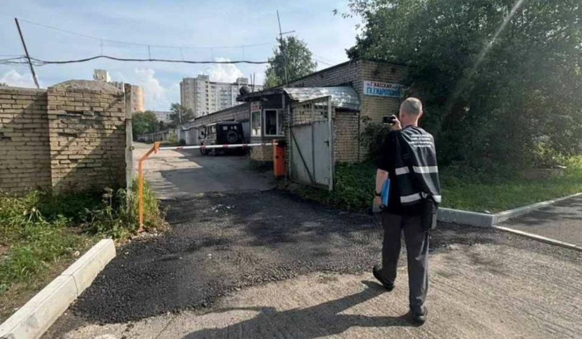 На улице Гидротехников в Петербурге начали сносить гаражи