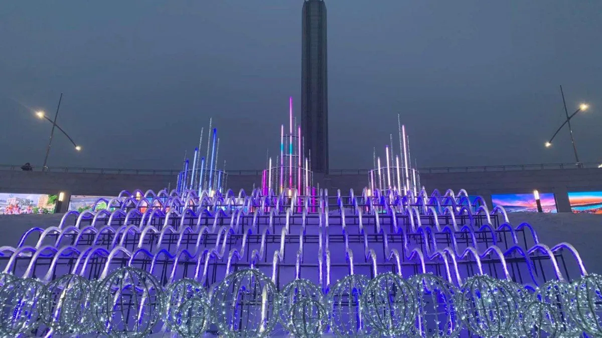 Самый большой новогодний фонтан в Европе заработал в Самаре