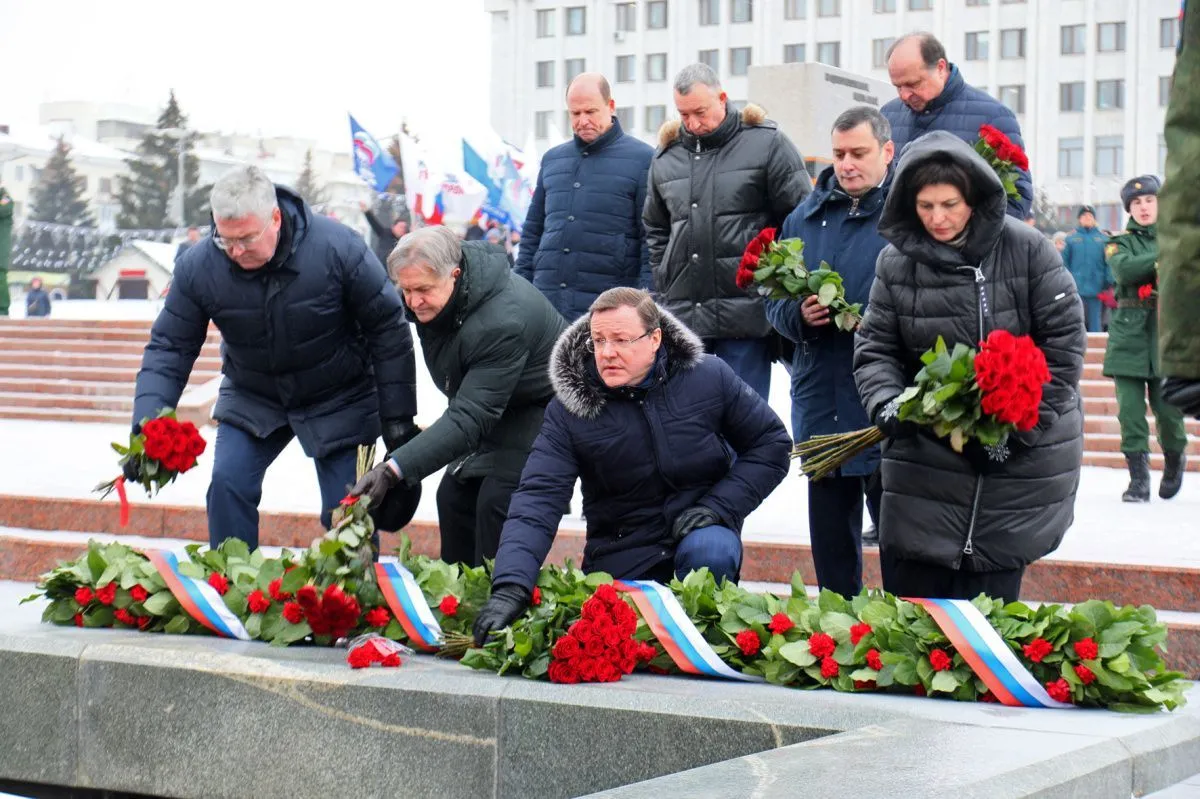 В Самаре возложили цветы к Вечному огню в день 80-ой годовщины Сталинградской битвы 