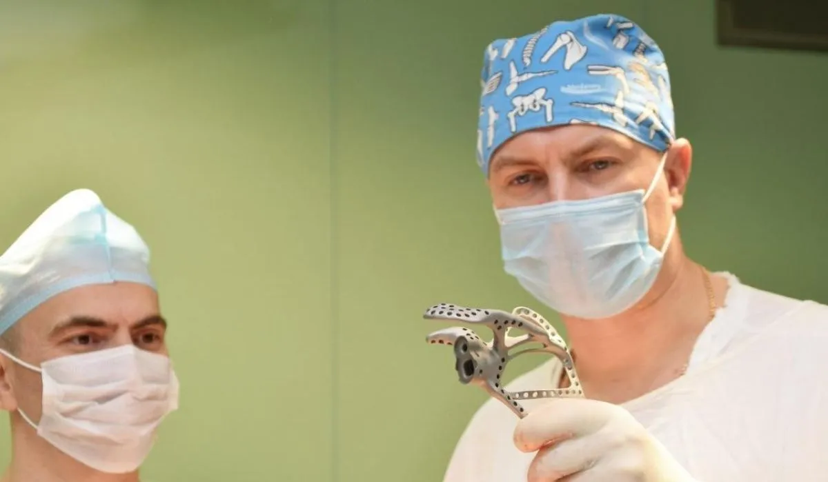 Самарские онкологи провели уникальную операцию по протезированию лопатки